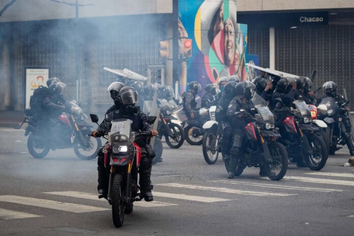 Integrantes de la PolicÃ­a Nacional Bolivariana (PNB) enfrentan a manifestantes opositores. EFE