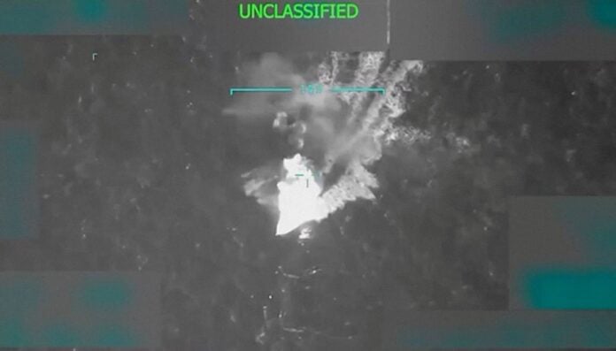 Lancha destruida en el Caribe
